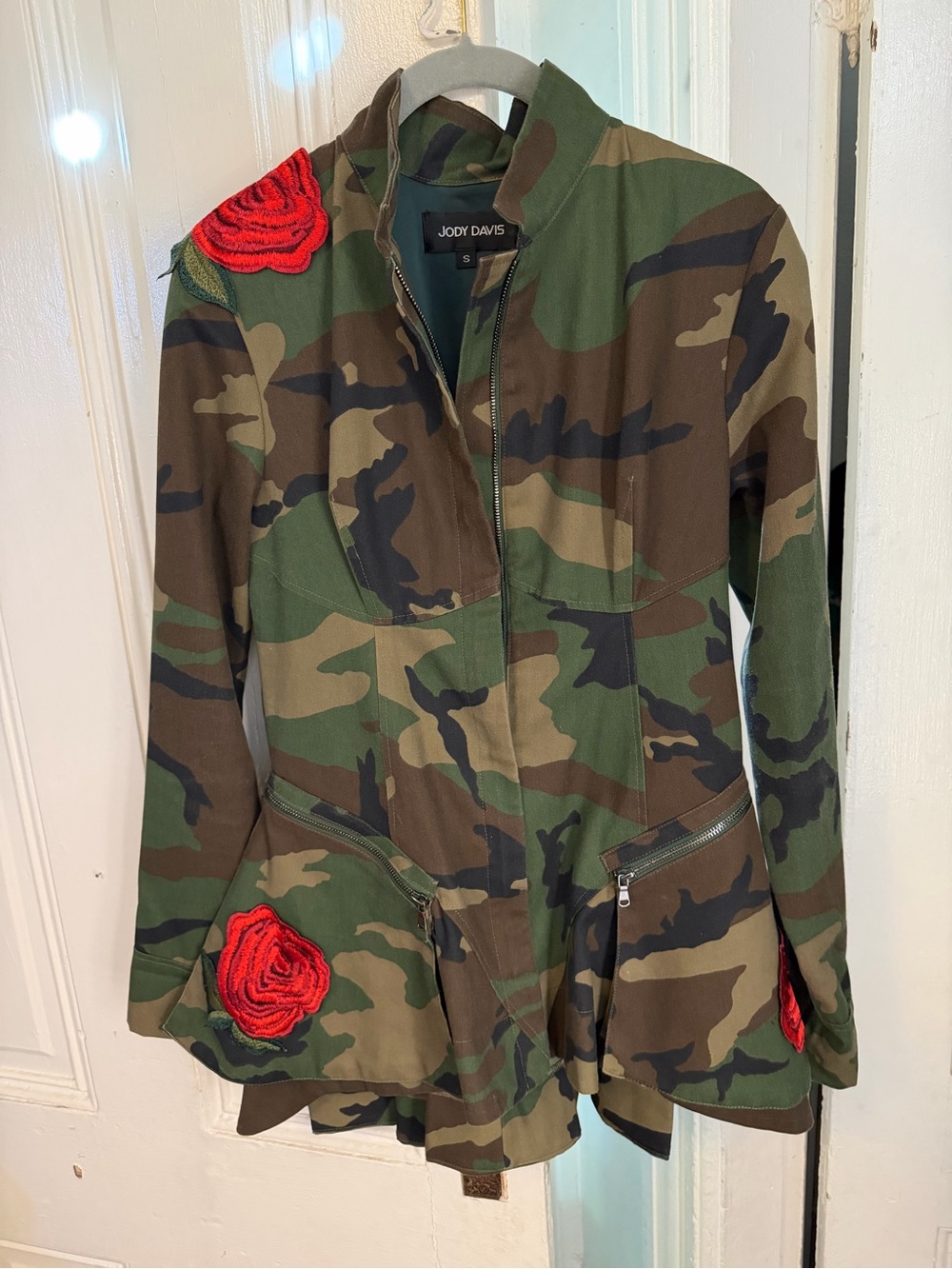 RARE JODY DAVIS Women’s Camouflage Utility Jacket with Red Rose Appliqués SIZE S